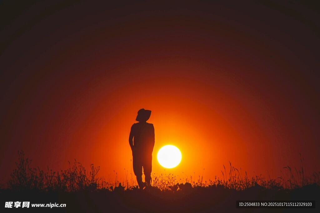 夕阳下的孤独身影