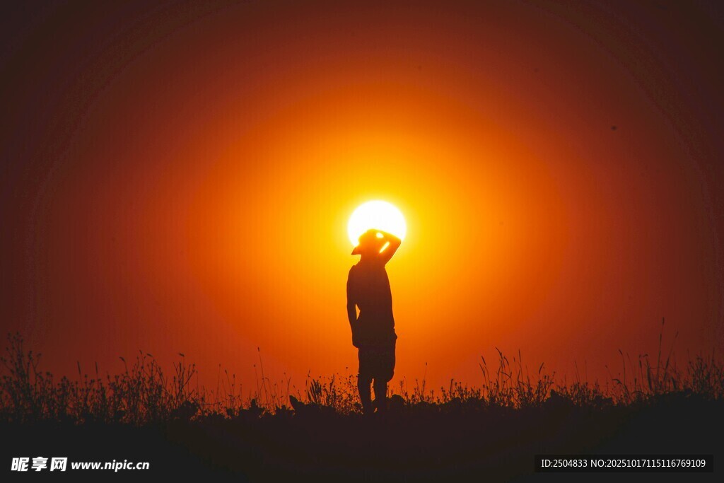 夕阳下的孤独身影