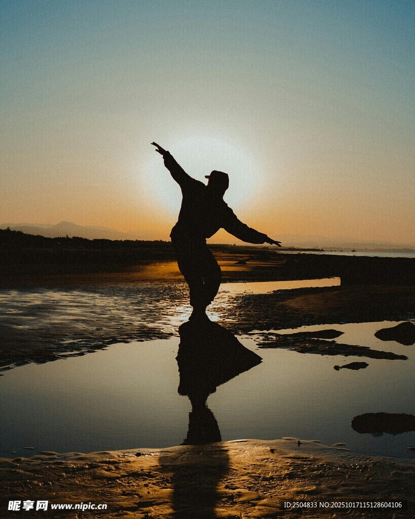 夕阳下舞者的优美剪影