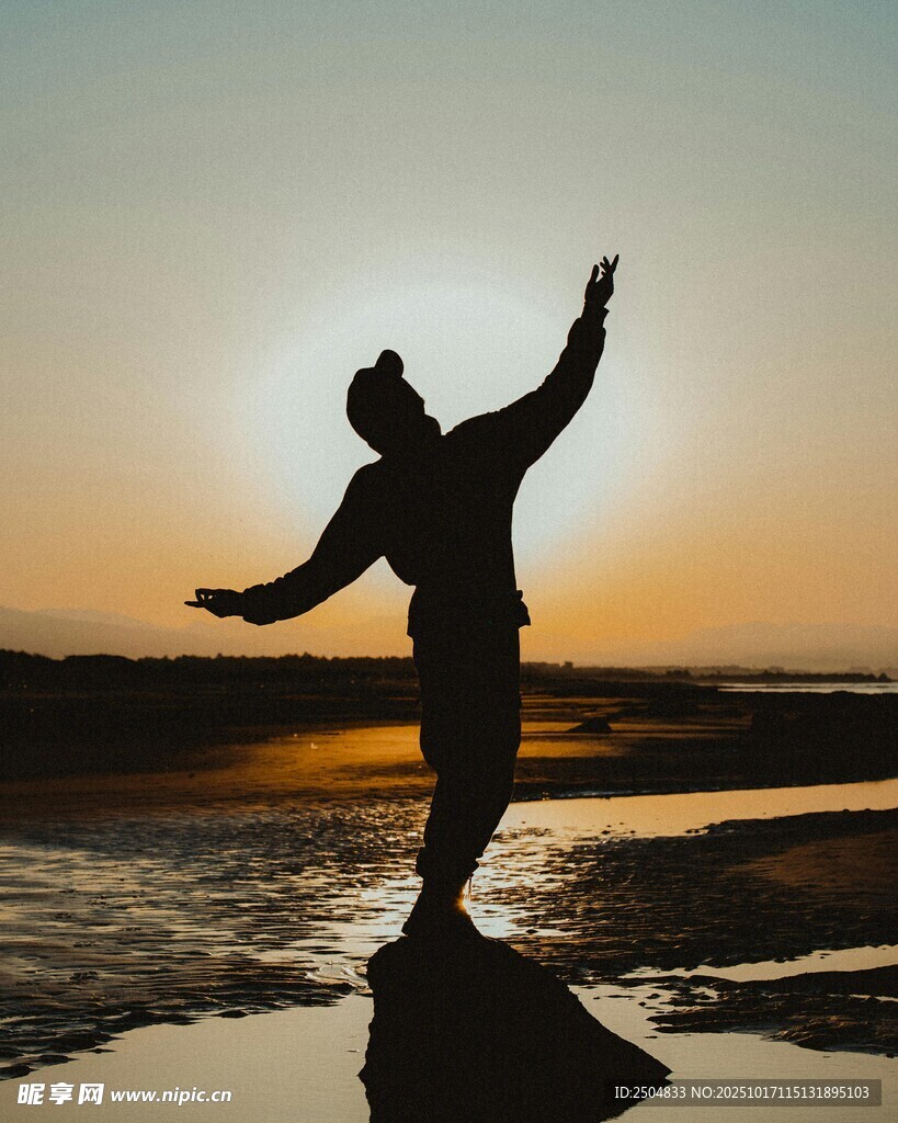 夕阳下舞者的自由姿态