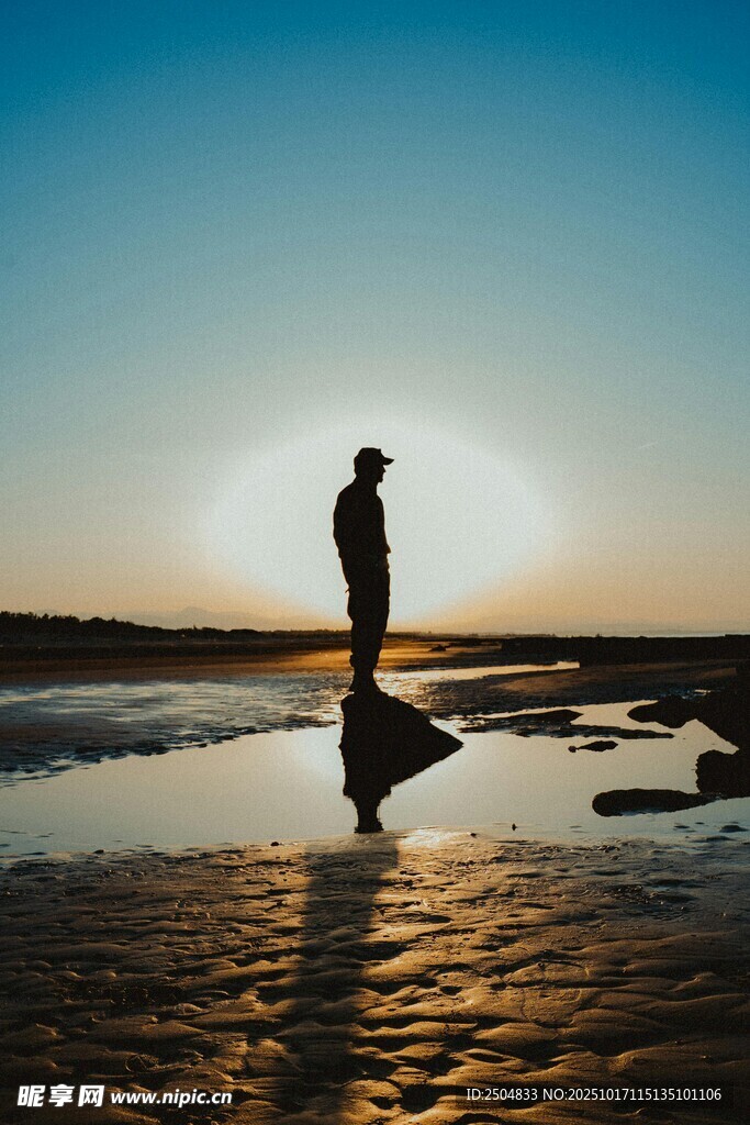 夕阳下的孤独身影