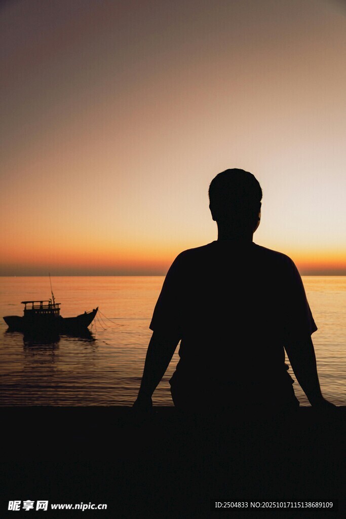 海边黄昏下的孤独身影
