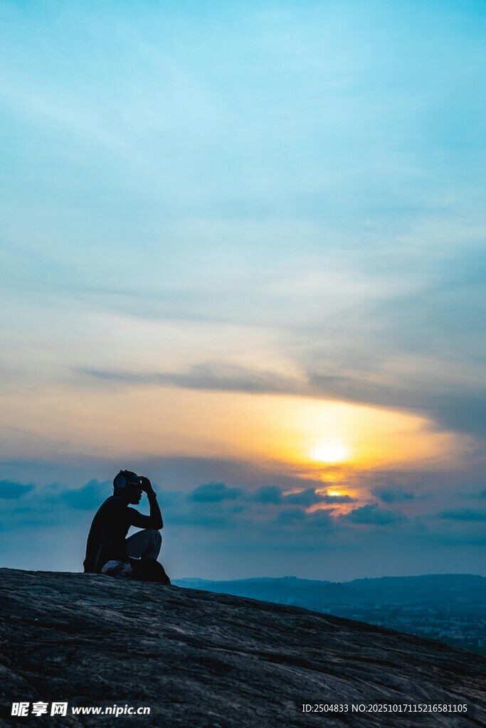 夕阳下的冥想者