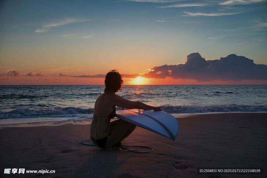 海边夕阳下的冲浪者准备时刻