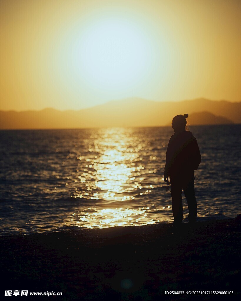 夕阳下海边的孤独身影