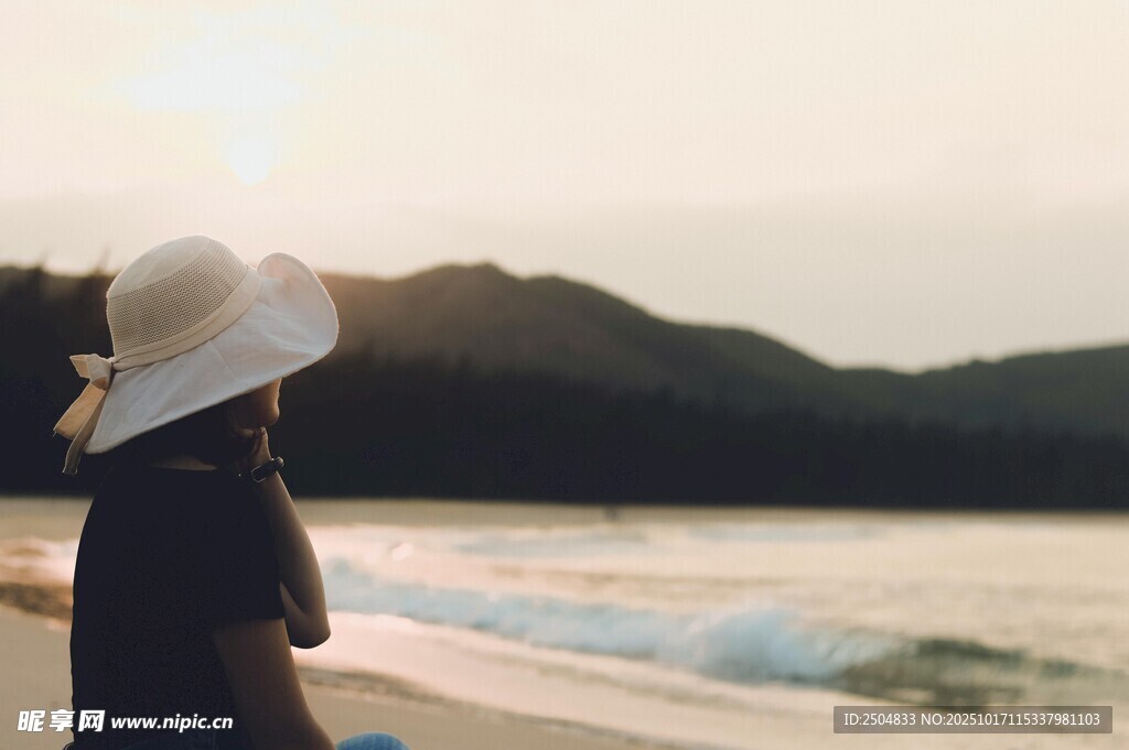海边戴帽女子的静谧时刻