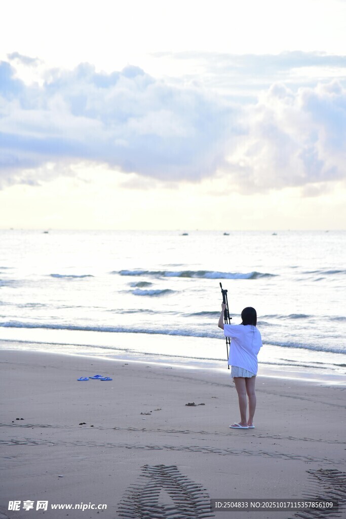 海边女子向天空舒展双臂