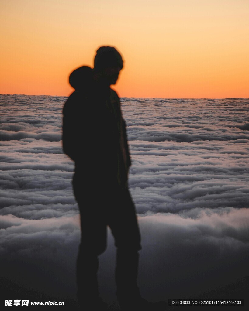夕阳下父子海边温馨剪影