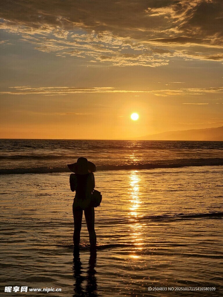 夕阳下海边独行者