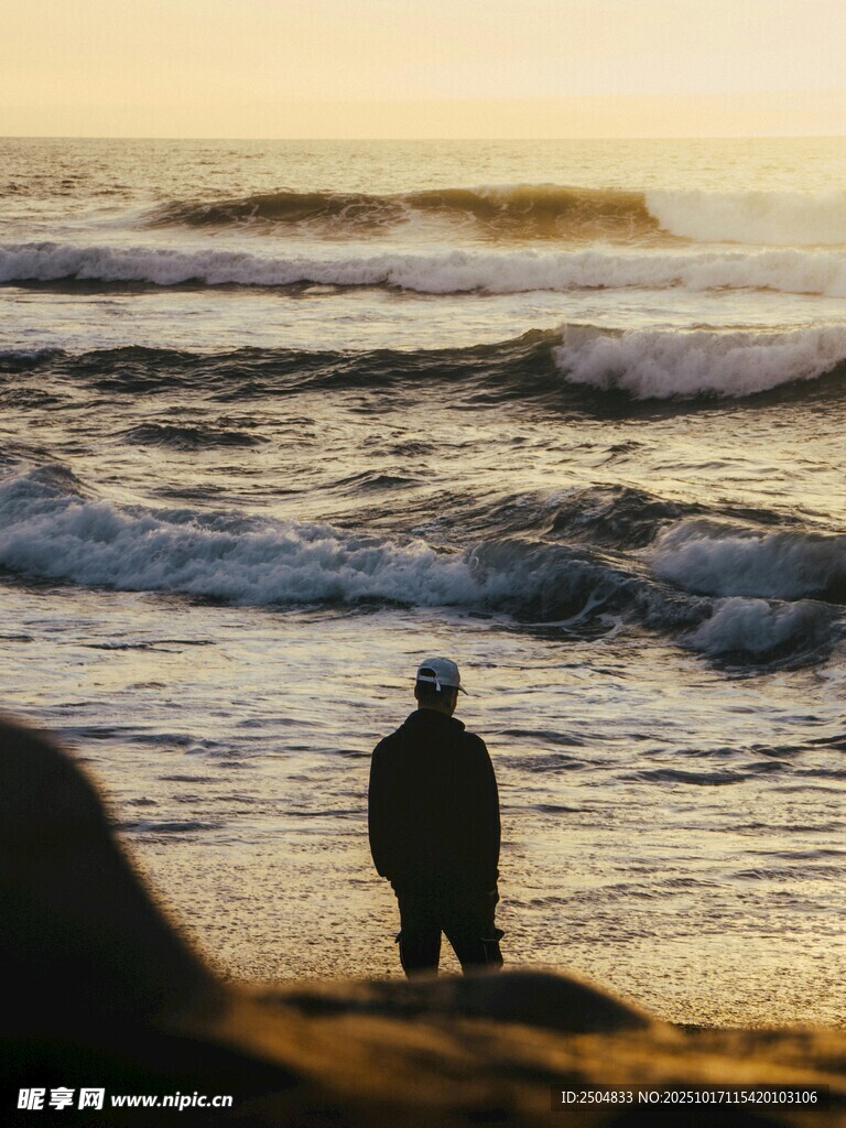 夕阳下海边独行者