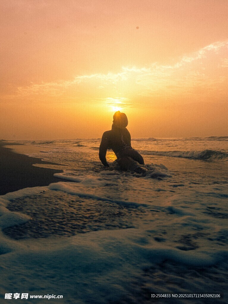 海边夕阳下的孤独身影