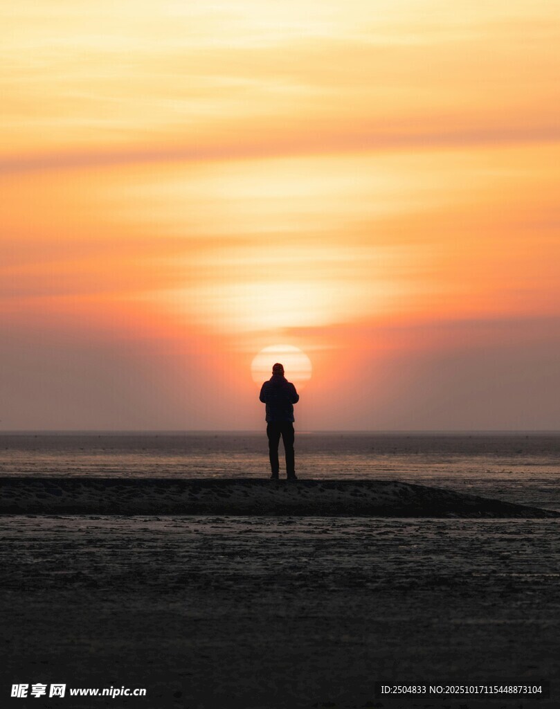 夕阳下的孤独身影