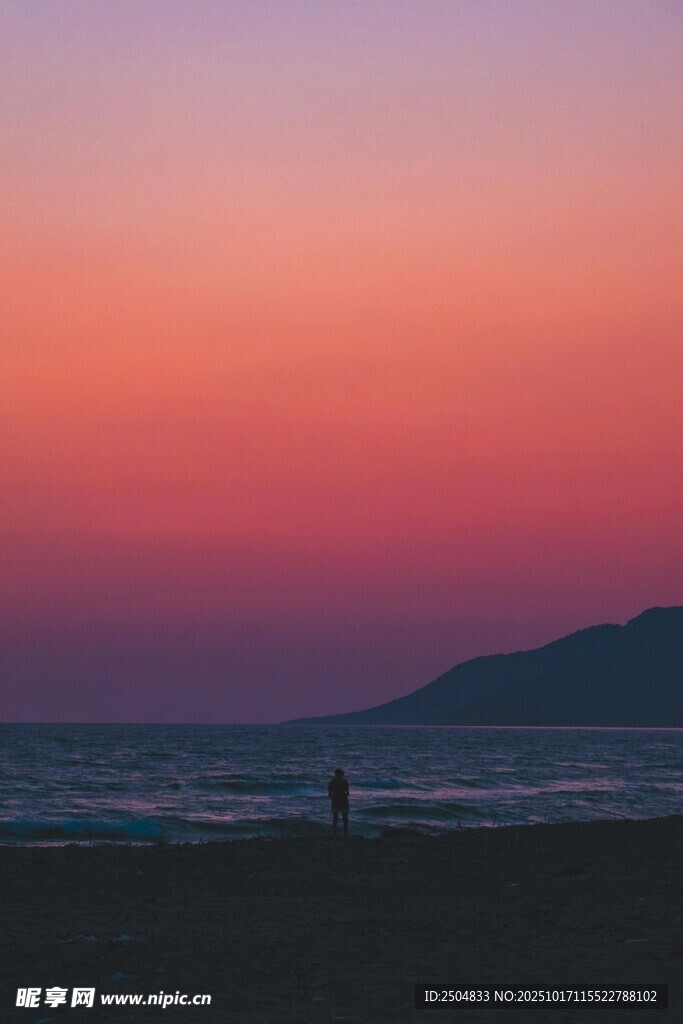 海边日落时的浪漫身影