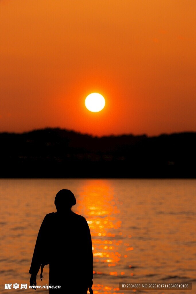 夕阳下独行者