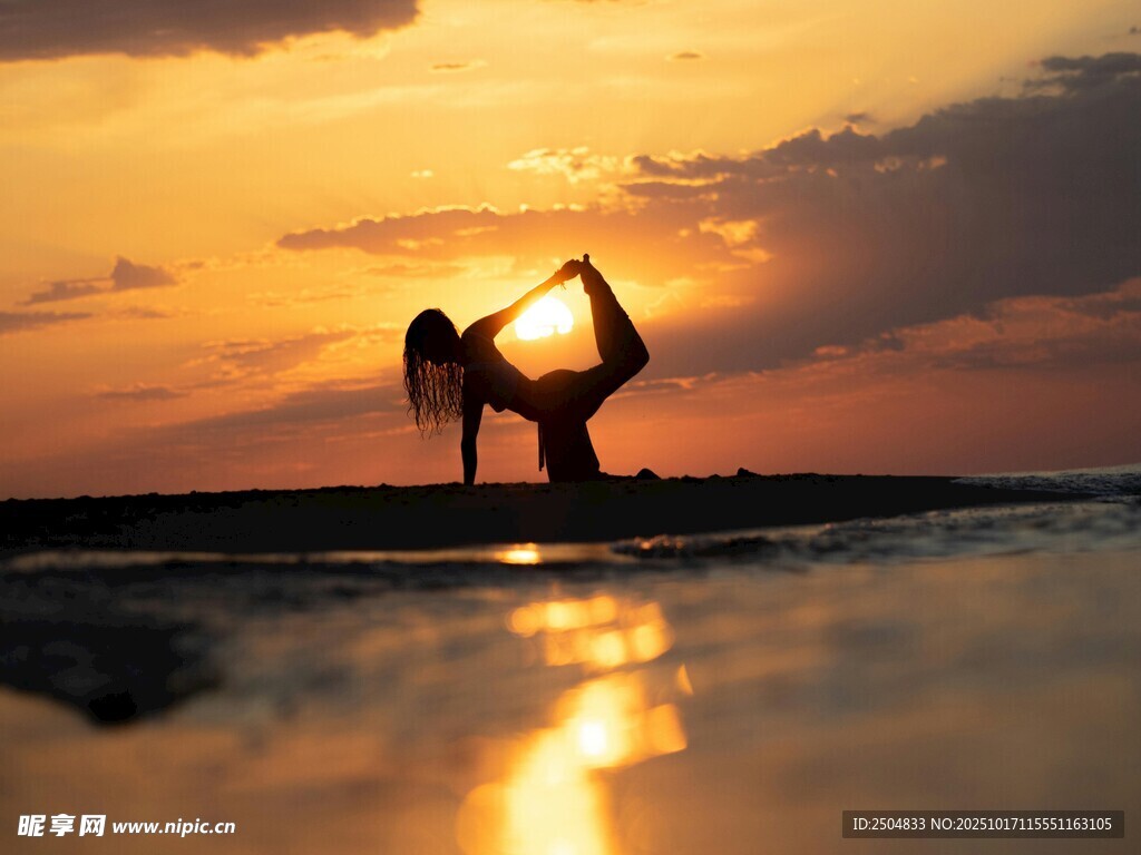 夕阳下的瑜伽之美