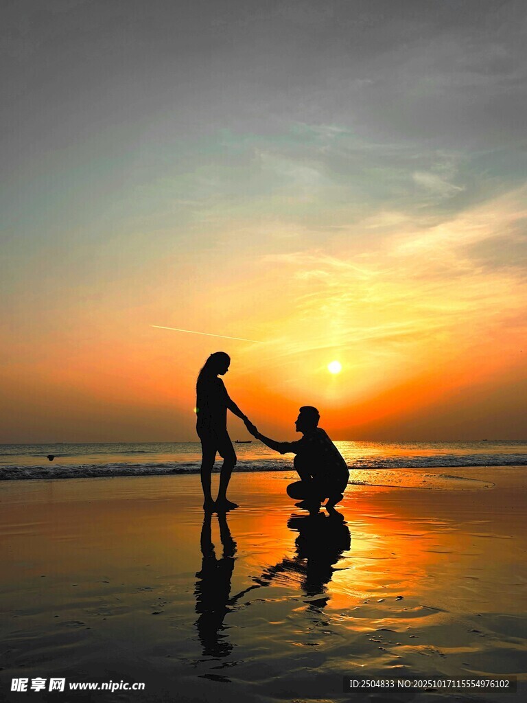 夕阳下海边的温馨亲子时光
