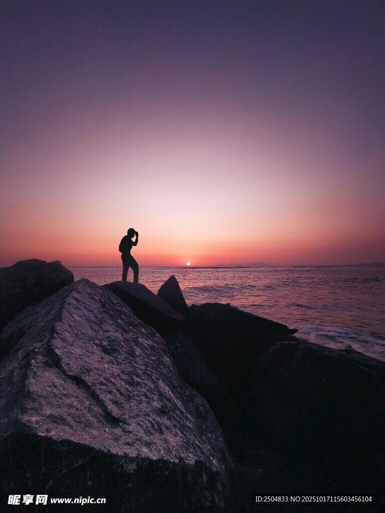 海边黄昏下的孤独身影