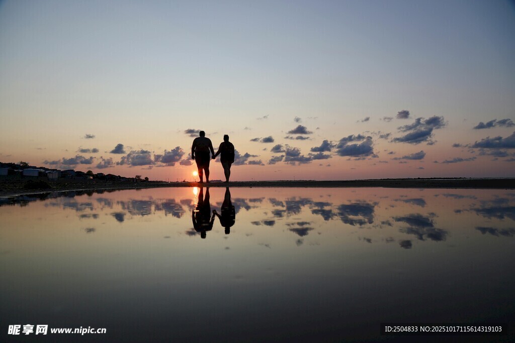 夕阳下情侣漫步的浪漫场景