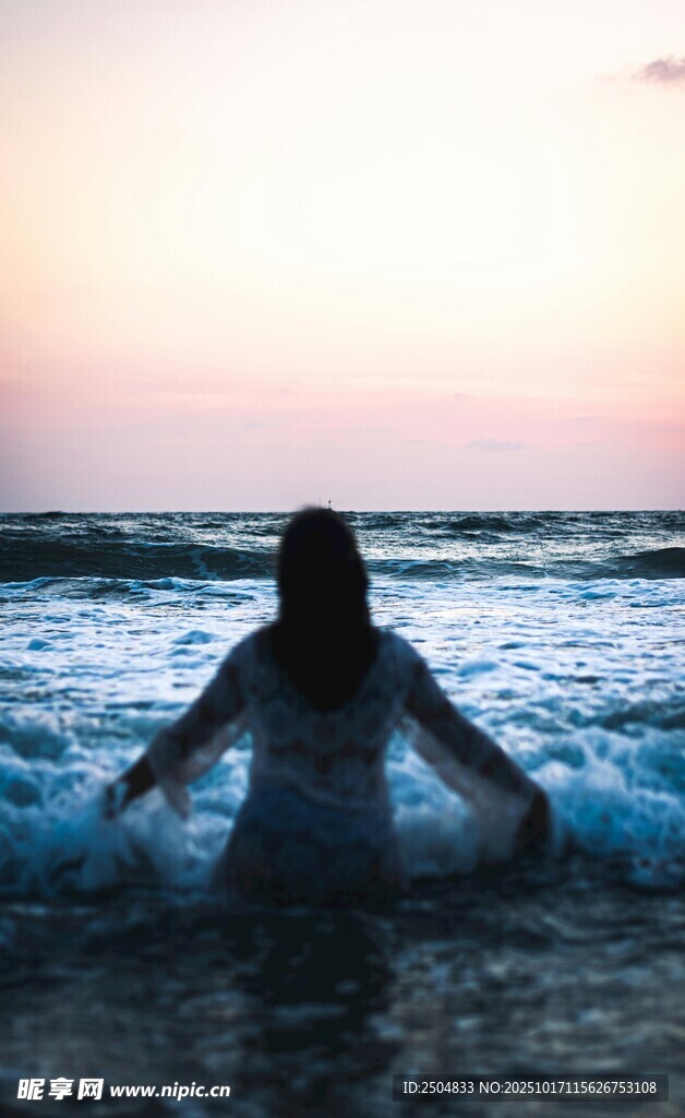 海边女子迎浪而立的背影