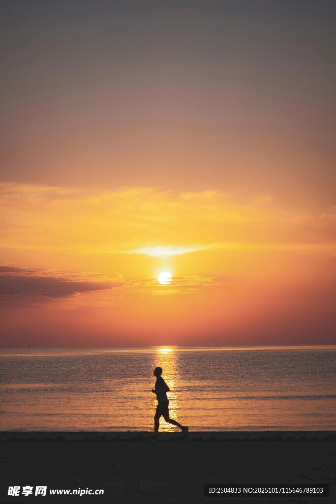 夕阳下海滩漫步的身影