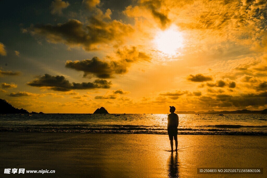 夕阳下海边的孤独身影