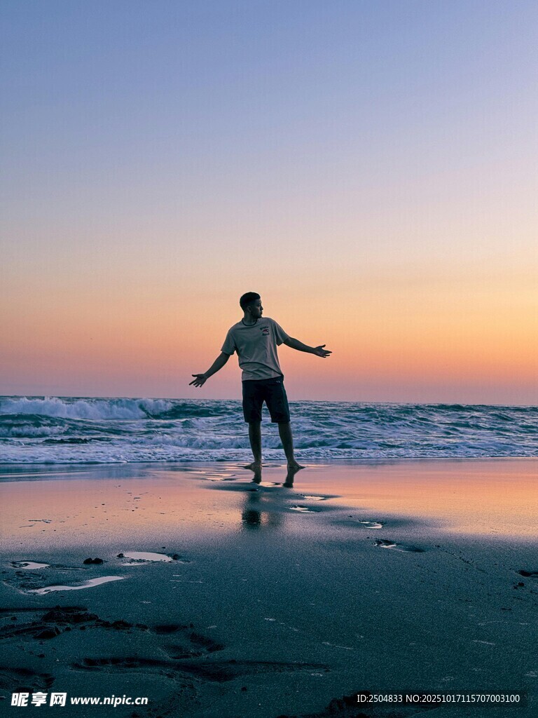 海边漫步的孤独身影