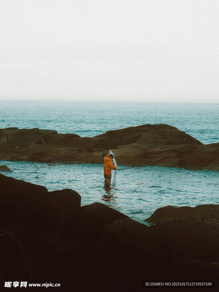 海边独行者 沉浸自然之美