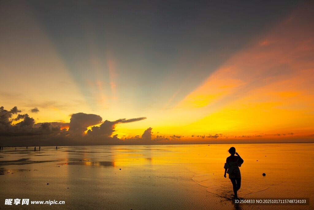 夕阳下海边的孤独身影