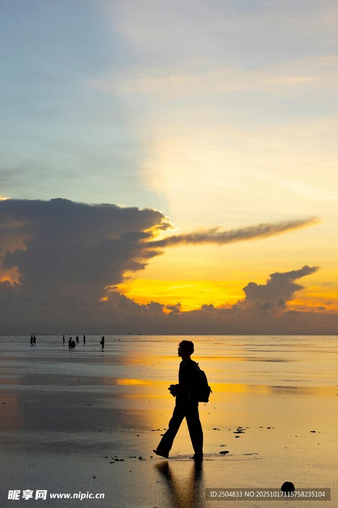夕阳下海边漫步的身影