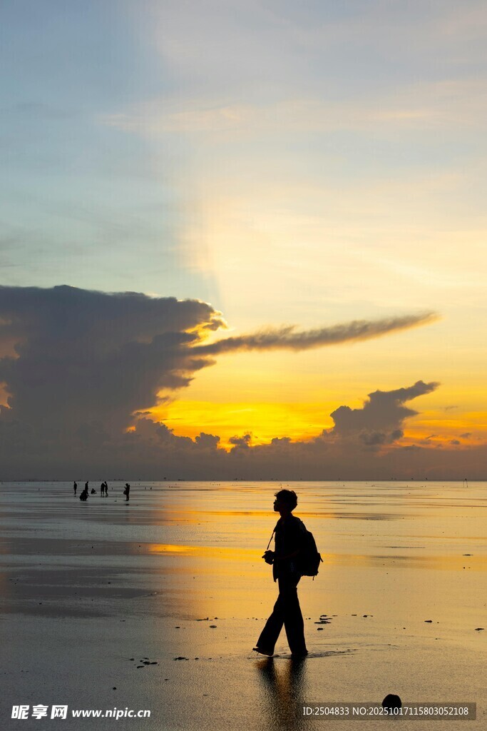 夕阳下海滩上的独行者