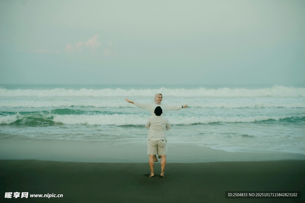 海边女子独自望向远方