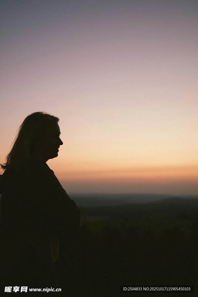 夕阳下的人物剪影