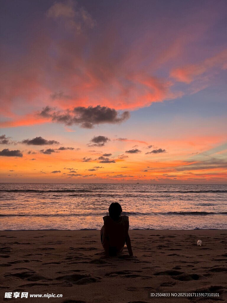 海边独赏绝美日落之人