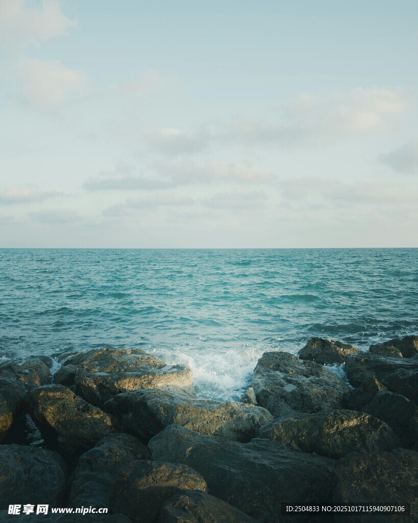 海边礁石与蔚蓝大海