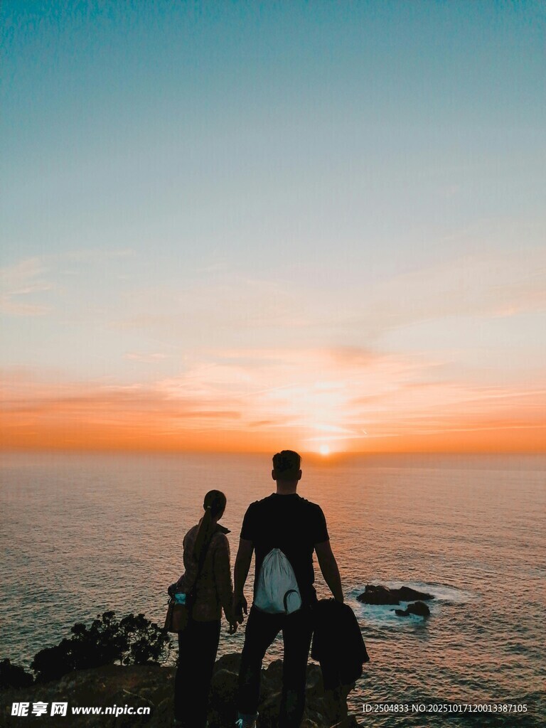 三人赏海边绝美日落