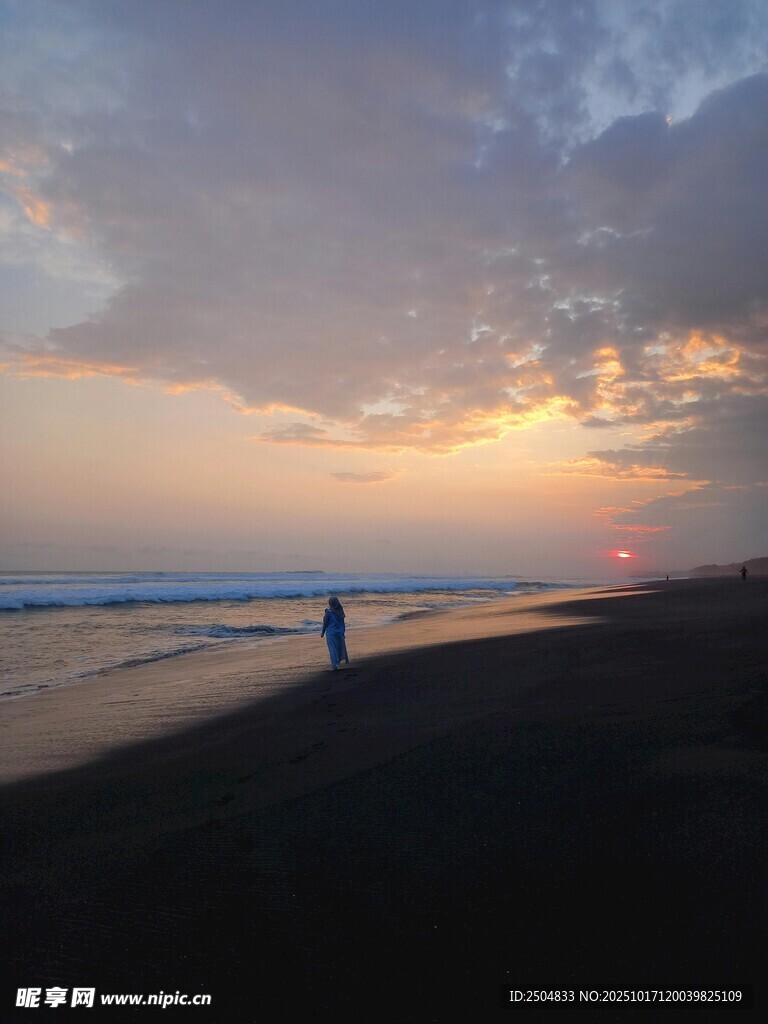 海边日落时的孤独身影