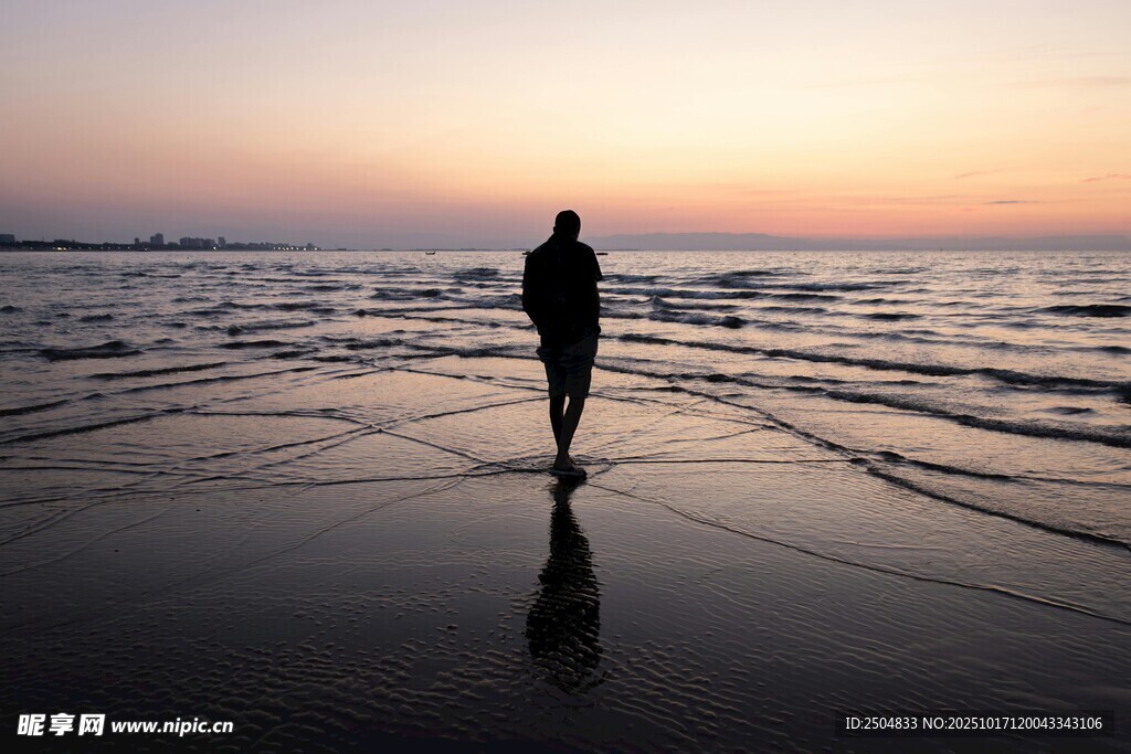 夕阳下海边独行者