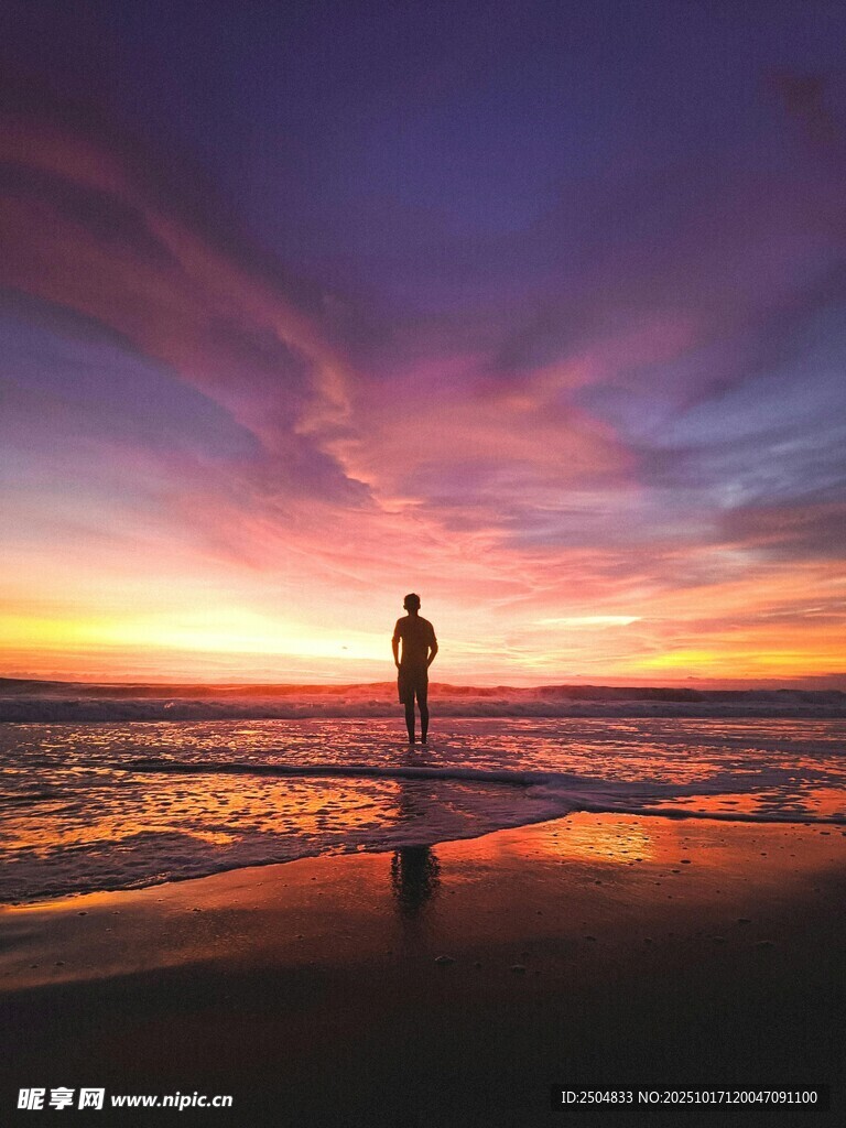 海边日落一人孤独伫立