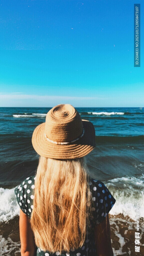海边背影 女子戴帽赏海景