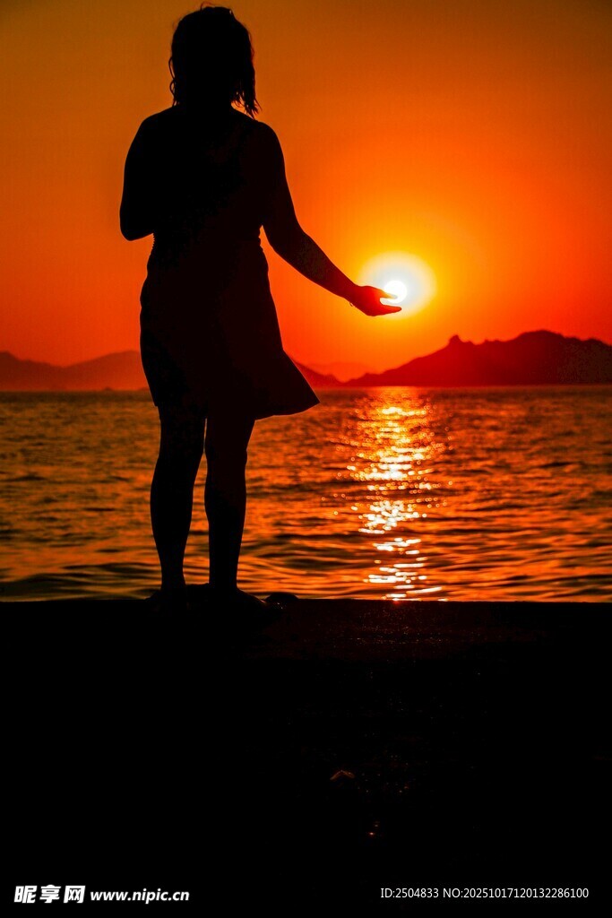 夕阳下海边的少女剪影