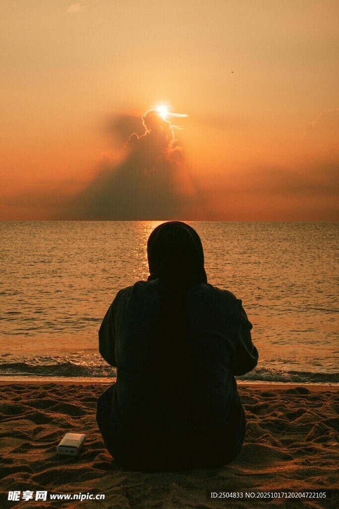 海边静坐者 夕阳下 沉思