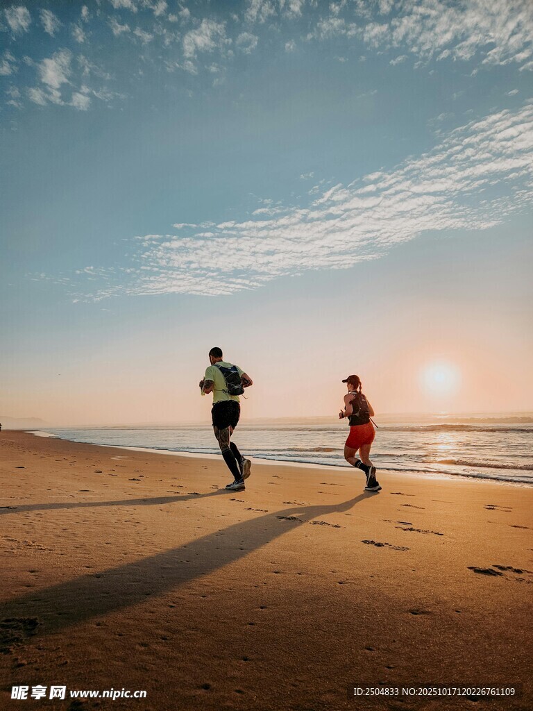 夕阳下海滩上的亲子奔跑