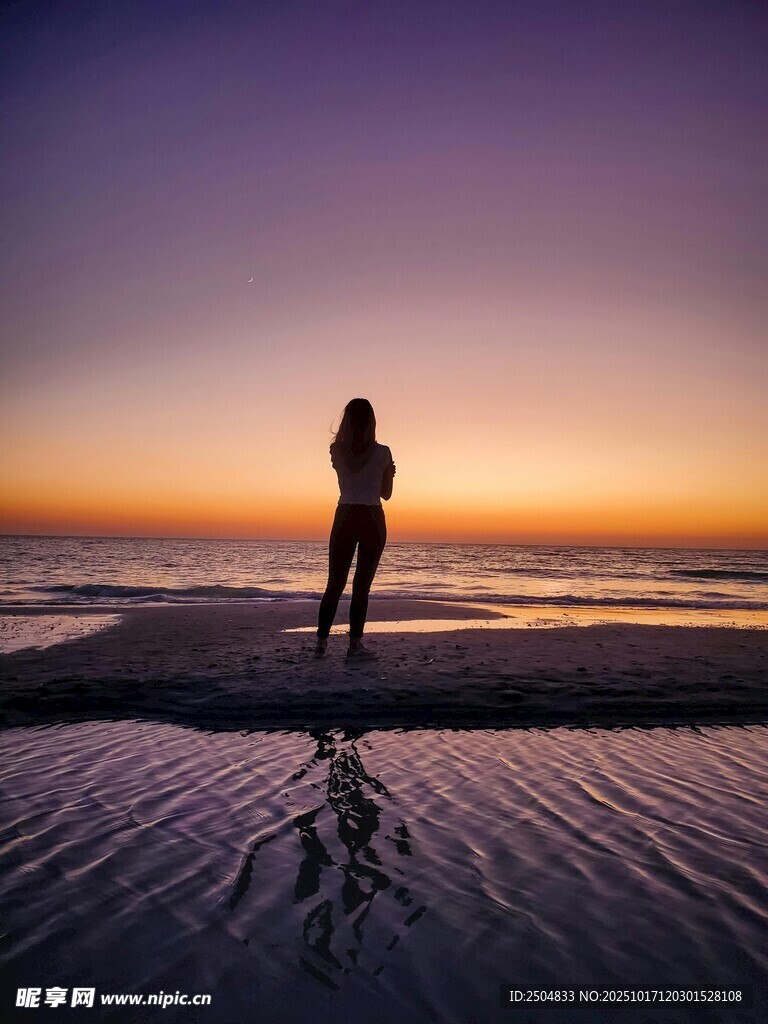 海边夕阳下的孤独身影