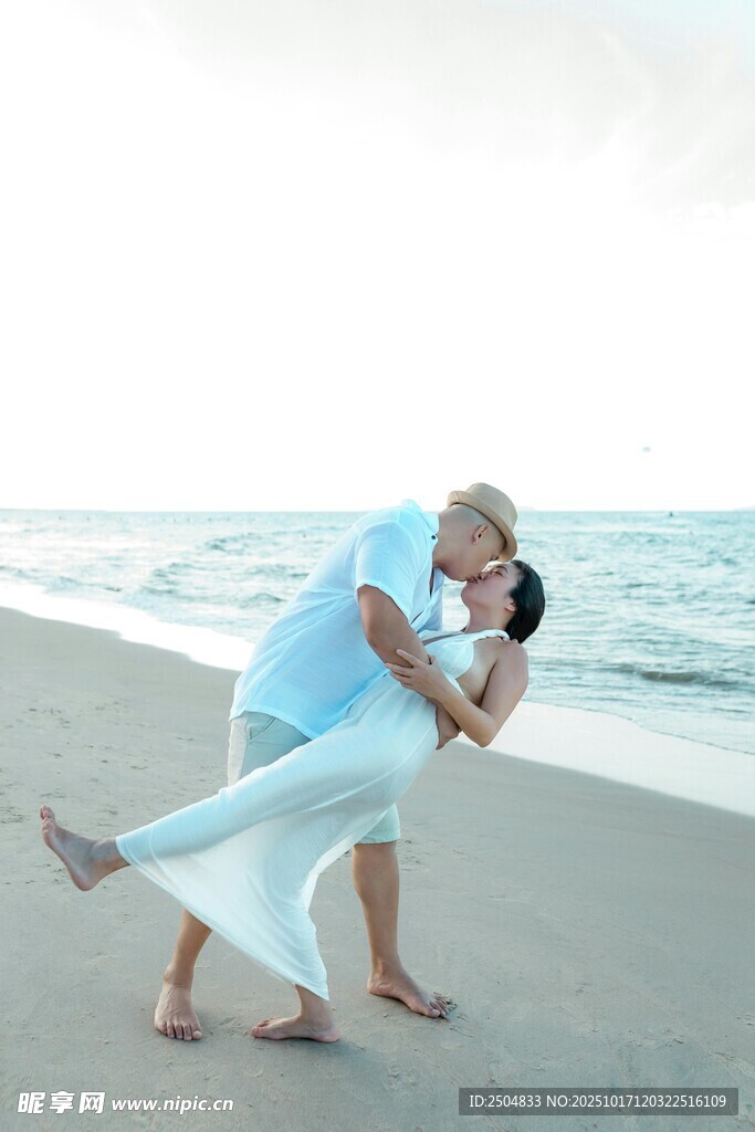 海边老夫妻甜蜜浪漫瞬间