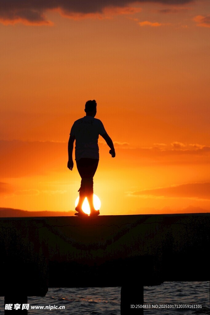 夕阳下的海边独行者
