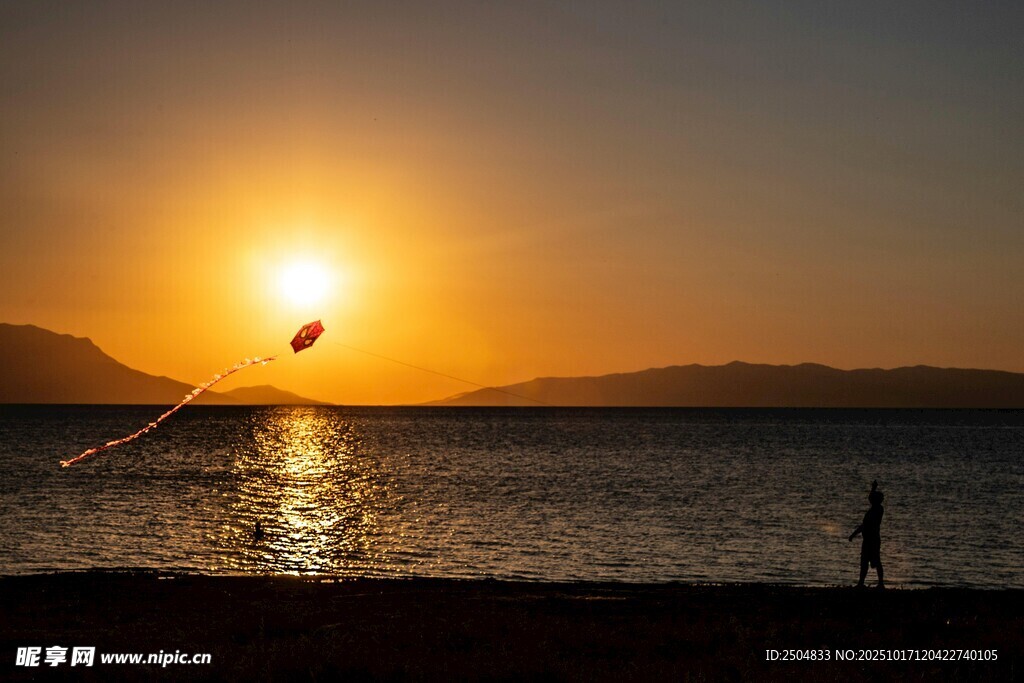 夕阳下海面的风筝冲浪者