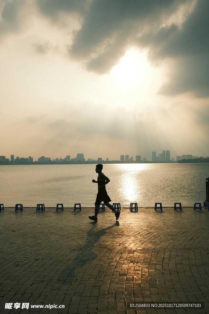 湖畔晨跑者 沐浴初升阳光