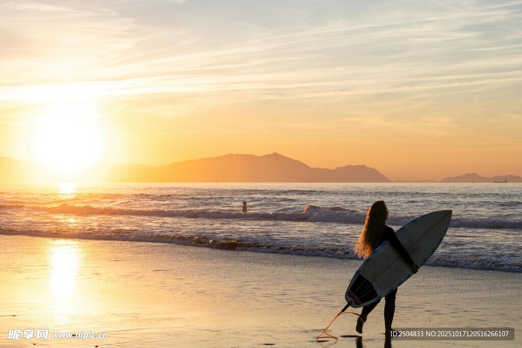 夕阳下的冲浪者