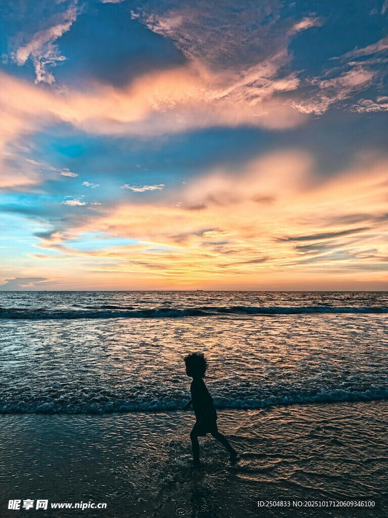 海边漫步的夕阳剪影