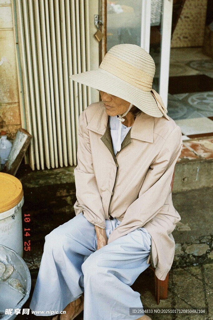 复古风女子坐于户外休憩